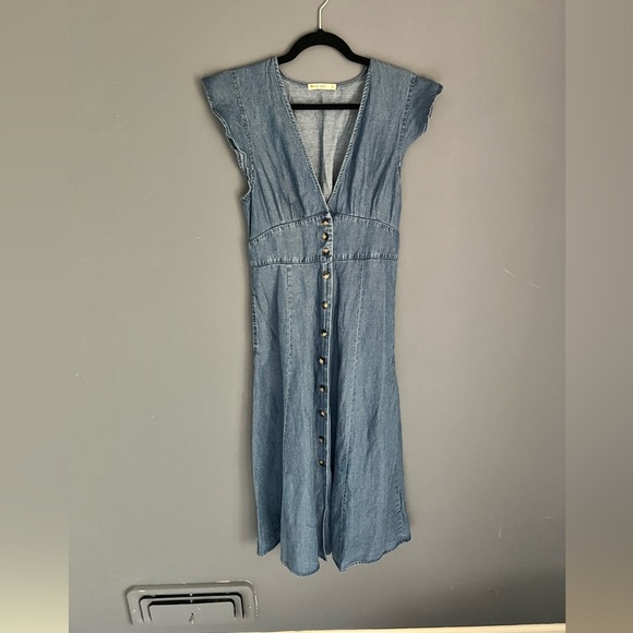 Marine Layer Camila Midi Dress Sz M V-Neck Chambray Blue Ruffle Flutter Sleeve - Picture 2 of 6
